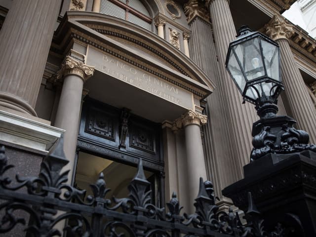 Los depósitos y dólares en billete de los argentinos aumentaron en U$S 12.524 millones en el último año