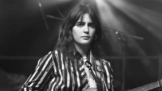 El Último de la Fila y la enigmática guitarrista Sara García: cuando el oficio es la música y no la celebridad