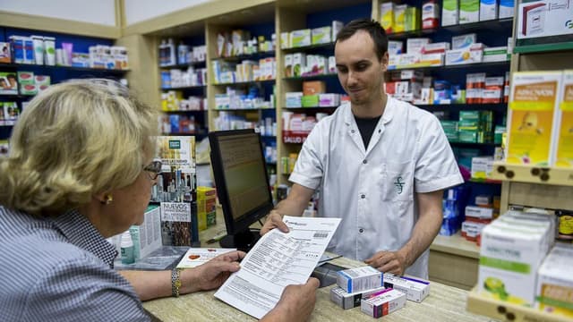 Ni cúter, ni celo para pegar el cartón de los medicamentos: Sanidad avanza hacia la eliminación del cupón precinto